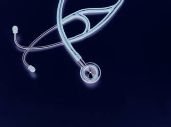 Stethoskop auf blauem Hintergrund - ABRF00749
