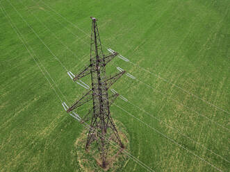 Russland, Luftaufnahme eines Strommastes auf einem Feld - KNTF04602