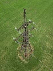 Russland, Luftaufnahme eines Strommastes auf einem Feld - KNTF04603