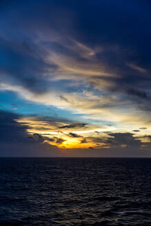 Madagaskar, Indischer Ozean bei bewölktem Sonnenuntergang - MABF00578