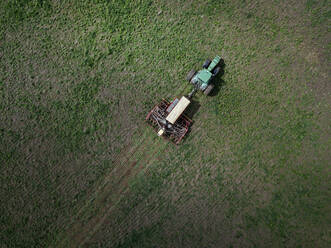 Russland, Luftaufnahme eines Traktors, der eine Wiese pflügt - KNTF04646
