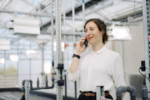 Smiling businesswoman on the phone - JOSEF00726