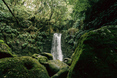 Wasserfall auf der Insel Sao Miguel, Azoren, Portugal - AFVF06287