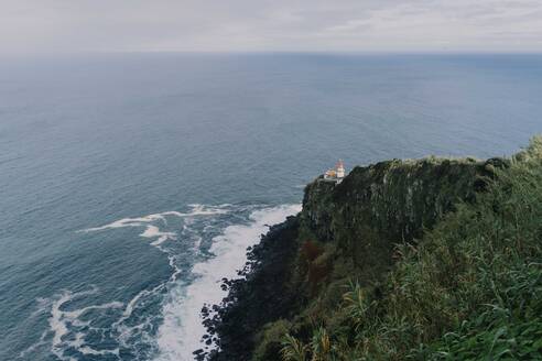 Steilküste mit Leuchtturm auf der Insel Sao Miguel, Azoren, Portugal - AFVF06302