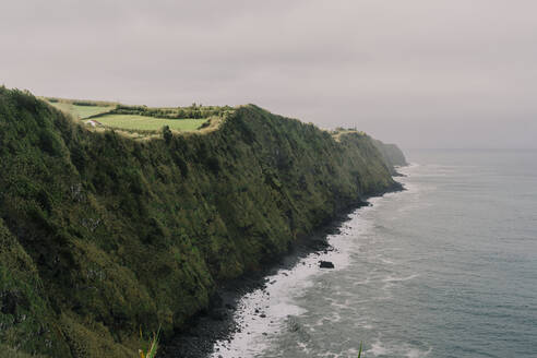 Steilküste auf der Insel Sao Miguel, Azoren, Portugal - AFVF06303