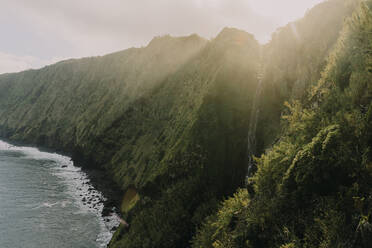 Steilküste mit Streulicht auf der Insel Sao Miguel, Azoren, Portugal - AFVF06304