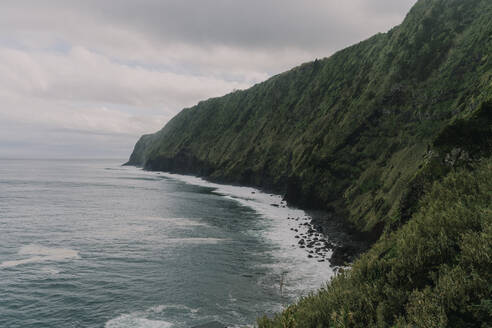 Steilküste auf der Insel Sao Miguel, Azoren, Portugal - AFVF06307