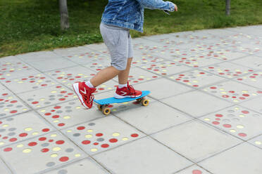 Crop-Ansicht eines Jungen beim Skateboarden - VABF02973