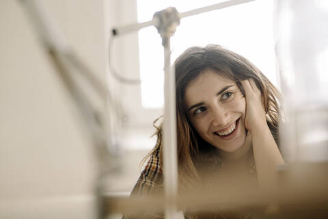 Porträt einer glücklichen jungen Frau, die wegschaut, lizenzfreies Stockfoto