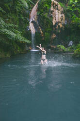 Junge Frau beim Baden in einer heißen Quelle, Caldeira Velha, Insel Sao Miguel, Azoren, Portugal - FVSF00287