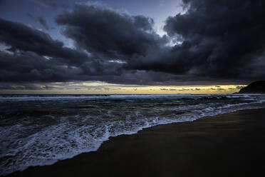 Sonnenuntergang am Strand mit schweren Wolken - CAVF81550