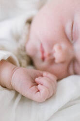 Nahaufnahme der Hand eines schlafenden Neugeborenen - CAVF81570