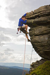 Felskletterer an einer Klippe im Peak District in England - CAVF81724