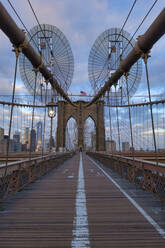 USA, New York, New York City, Abnehmende Perspektive der Brooklyn Bridge - LOMF01123