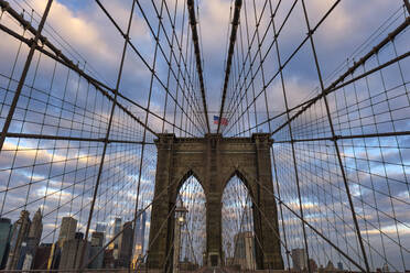 USA, New York, New York City, Kabel der Brooklyn Bridge in der Morgendämmerung - LOMF01124