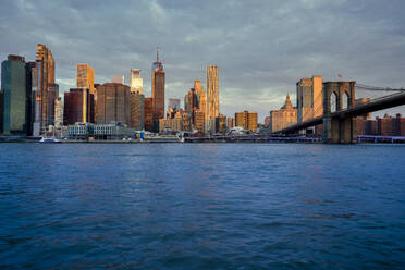 USA, New York, New York City, East River und Brooklyn Bridge in der Morgendämmerung mit der Skyline von Manhattan im Hintergrund - LOMF01133