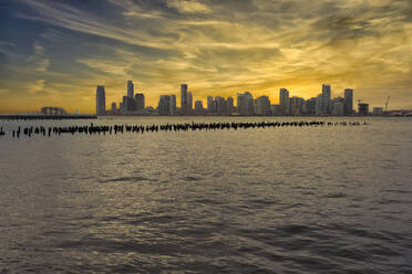 USA, New York, New York City, Hudson River bei Sonnenuntergang mit der Skyline von Manhattan im Hintergrund - LOMF01135