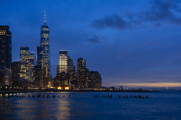 USA, New York, New York City, Hudson River bei Nacht mit beleuchteter Skyline von Manhattan im Hintergrund - LOMF01136