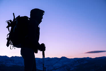 Junge Frau auf dem Gipfel eines Berges bei Sonnenaufgang in Montana - CAVF81865
