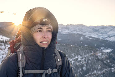 Junge Frau mit Blick auf die Aussicht vom Gipfel eines Berges in Montana Sonnenaufgang - CAVF81868