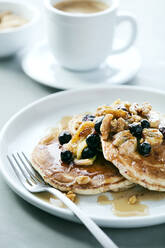 Blaubeer-Bananen-Walnuss-Pfannkuchen mit Sirup - CAVF81886