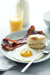 Basic Breakfast Ei-Speck-Keks mit Orangensaft - CAVF81887