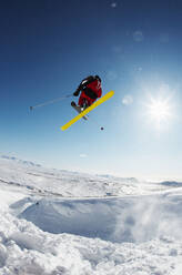 Skifahrer springt von einer verschneiten Piste in Island - CAVF81914