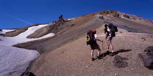 Zwei Wanderer beim Aufstieg auf einen Berg in Landmannalaugar - CAVF81927