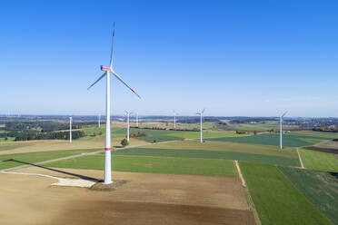 Deutschland, Baden-Württemberg, Drohnenansicht eines klaren Himmels über einem Windpark auf dem Lande - RUEF02925