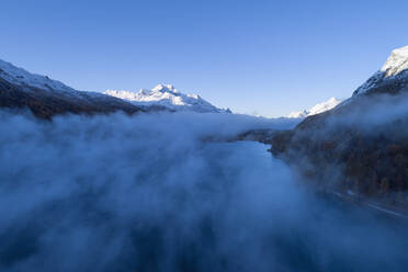 Schweiz, Kanton Graubünden, St. Moritz, Drohnenansicht des Silvaplanasees und des in dichten Morgennebel gehüllten Silsersees - RUEF02928