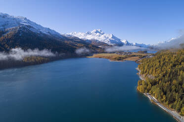 Schweiz, Kanton Graubünden, St. Moritz, Drohnenansicht des Silvaplanasees und des Silsersees im Herbst - RUEF02933