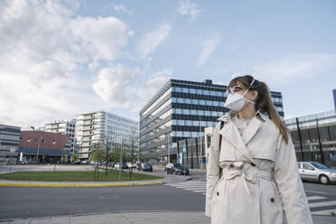 Frau mit Gesichtsmaske beim Spaziergang in der Stadt - AHSF02612
