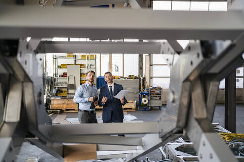Zwei Geschäftsleute bei einem Treffen in einer Fabrik - DIGF11081