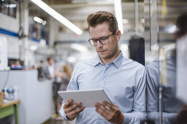 Man using tablet in factory - DIGF11111