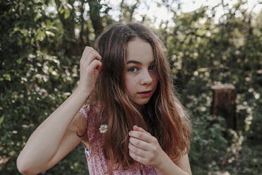 Porträt eines Mädchens mit Blumen im Haar - OGF00420
