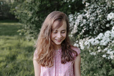 Portrait of a smiling girl in nature - OGF00421