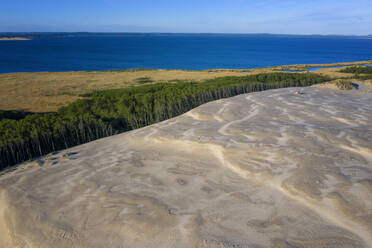 Polen, Pommern, Leba, Luftaufnahme von Sanddüne und Meer im Slowinski-Nationalpark - HAMF00614