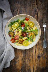 Schüssel Nudelsalat mit gegrillten Zucchini, Tomaten, Rucola, spanischen Zwiebeln und Balsamico-Essig - LVF08898