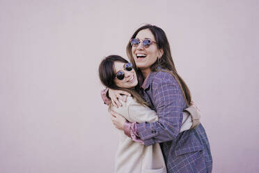 Porträt von zwei glücklichen jungen Frauen, die sich umarmen - EBBF00127