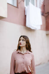 Porträt einer jungen Frau mit rosa Vintage-Bluse - TCEF00653