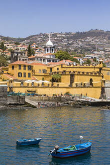 Portugal, Insel Madeira, Funchal, Blick auf Forte de Sao Tiago mit Fischerbooten im Vordergrund - WDF05998