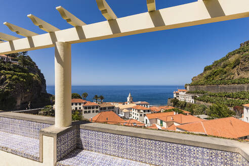 Portugal, Insel Madeira, Ribeira Brava, Ponta do Sol, Blick auf Stadt und Meer - WDF06000