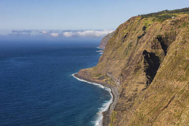 Portugal, Insel Madeira, Ponta do Pargo, Klippe und Meer - WDF06004