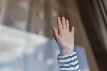 Die Hand eines kleinen Mädchens hinter der Fensterscheibe - EGAF00119
