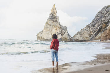 Junge Frau am Ufer des Praia da Ursa, Lisboa, Portugal - FVSF00341