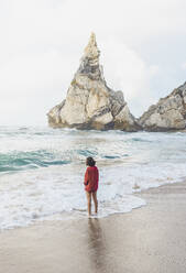 Junge Frau am Ufer des Praia da Ursa, Lisboa, Portugal - FVSF00342