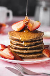 Teller mit Bananenpfannkuchen mit Honig und Erdbeeren - FLMF00229