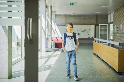 Junge mit Maske in der Schule, lizenzfreies Stockfoto