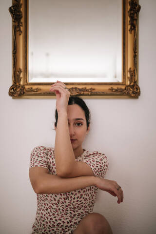 Ballerina tanzt unter klassischem Spiegel an der Wand zu Hause, lizenzfreies Stockfoto