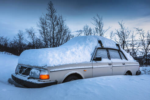 Verschneites Auto im Winter, Kilpisjaervi, Enontekioe, Finnland - WVF01536